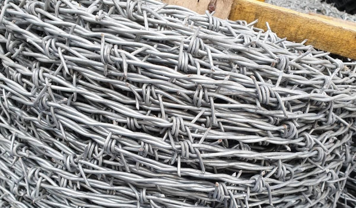 سیم خاردار؛ معرفی کامل، کاربردها و انواع آن